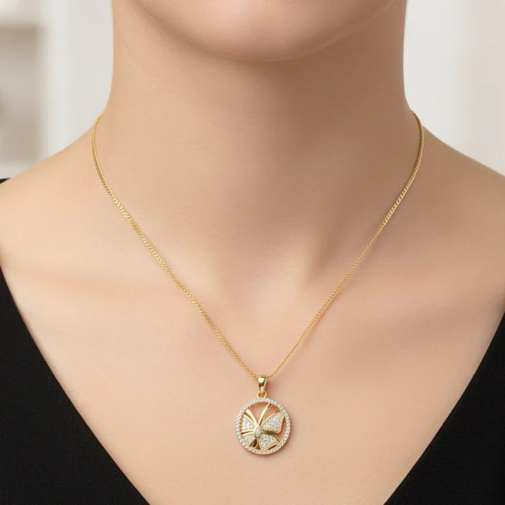 Collier pour femme chaîne ornée d'un joli pendentif papillon serti de zirconiums