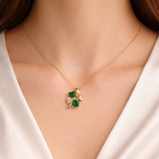 Pendentif trèfle quatre feuilles avec pierres émeraude vertes,