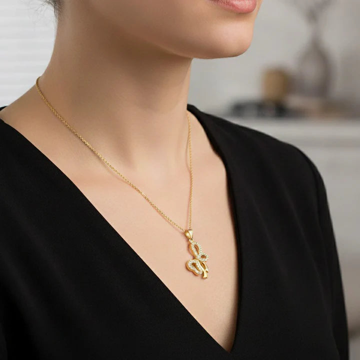 Collier pour femme chaîne ornée d'un joli pendentif nœud serti de zirconiums