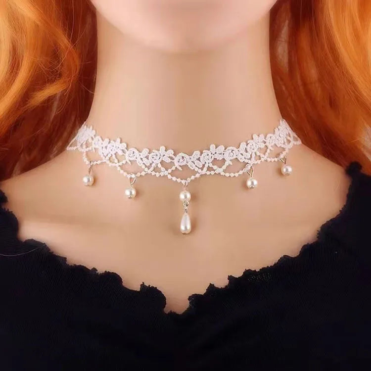 Ras de cou dentelle et gouttes d'eau