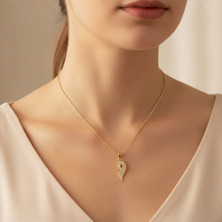 Collier pour femme chaîne ornée d'un joli pendentif serti de zirconiums