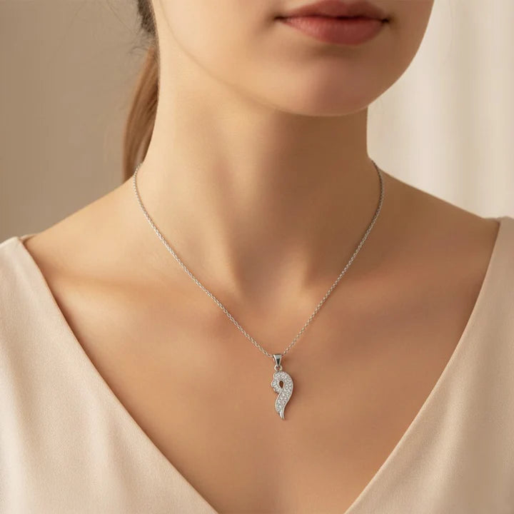 Collier pour femme chaîne ornée d'un joli pendentif serti de zirconiums