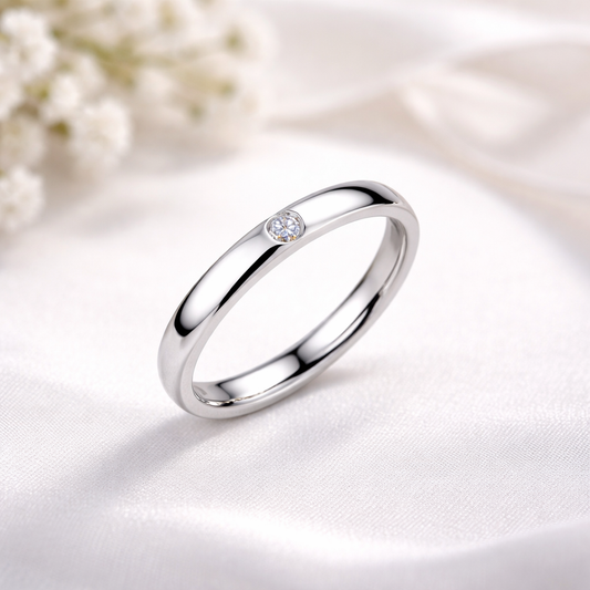 Bague alliance en acier sertie d'un oxyde de zirconium blanc.