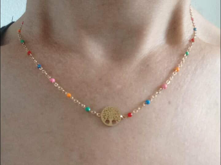 Collier arbre de vie chaîne fine ornée de petites perles multicolores