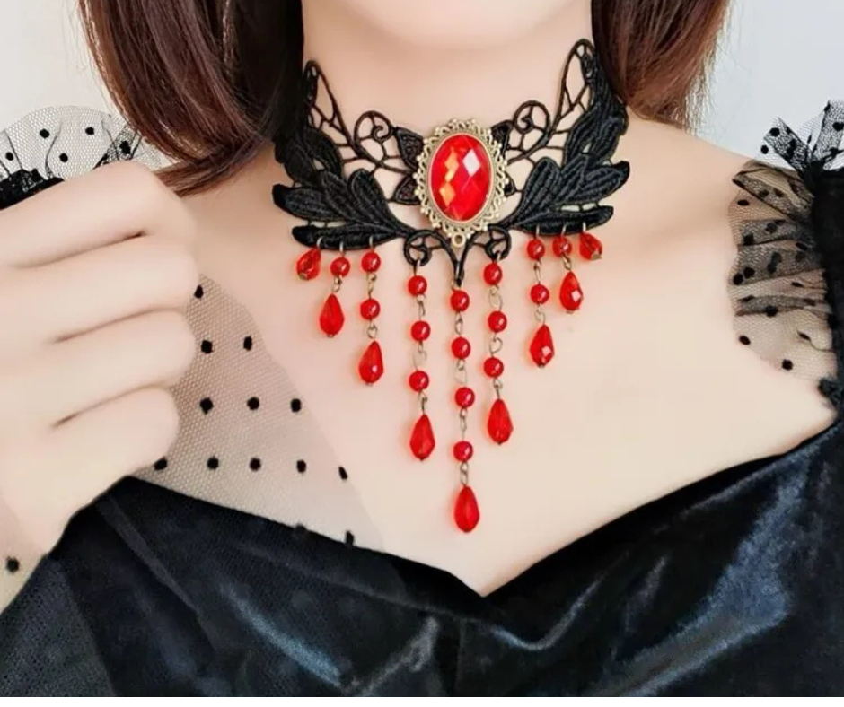 Ras de cou en dentelle ornée de strass en forme de gouttes d’eau
