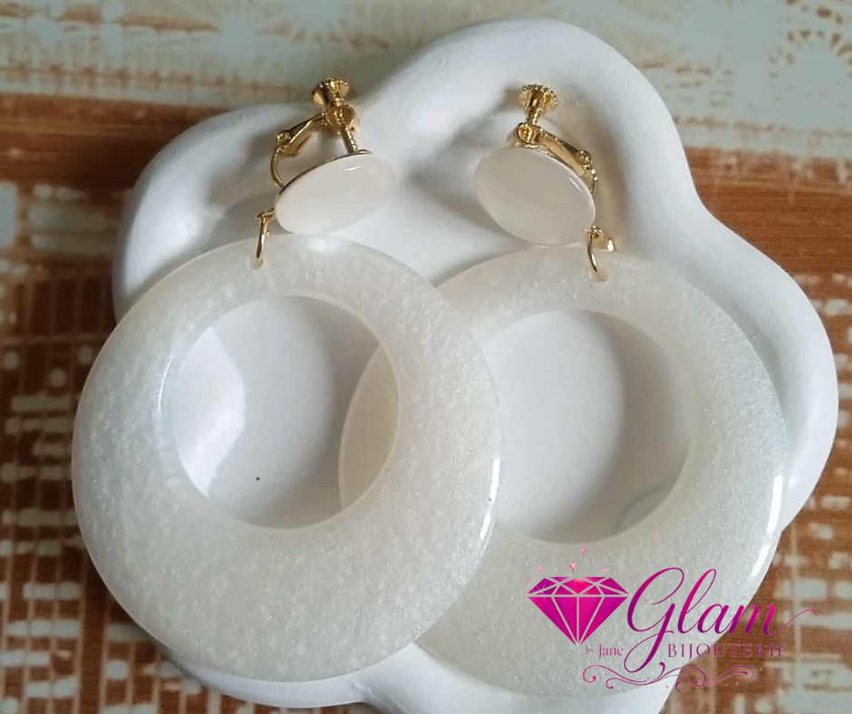 boucles d'oreilles blanche en résine avec clip