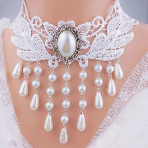 Ras de cou en dentelle ornée de strass en forme de gouttes d’eau
