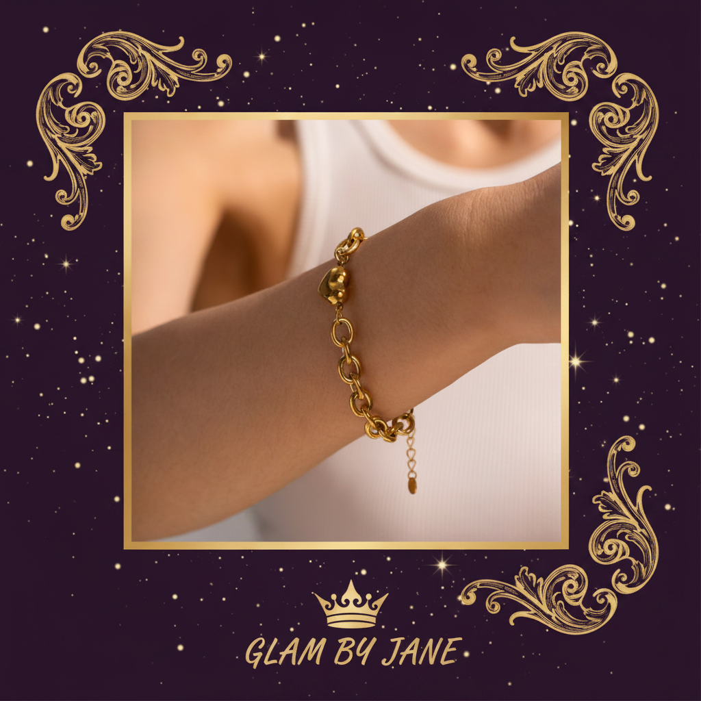 Bracelet cœur 3D doré porté au poignet