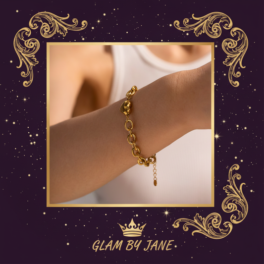 Bracelet cœur 3D doré porté au poignet