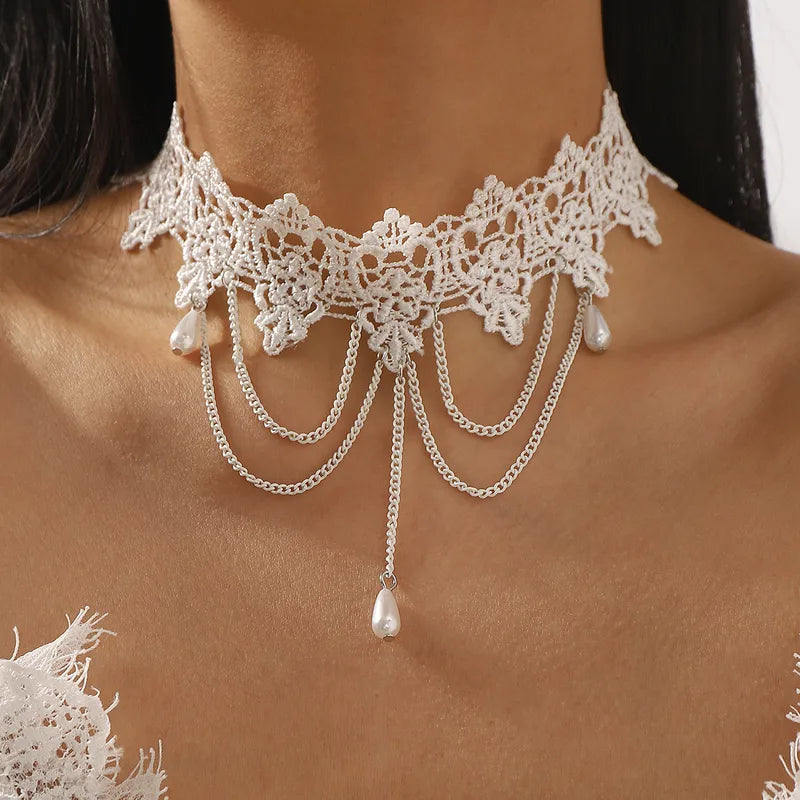 Collier Ras-de-Cou Dentelle Blanche & Perles Élégantes